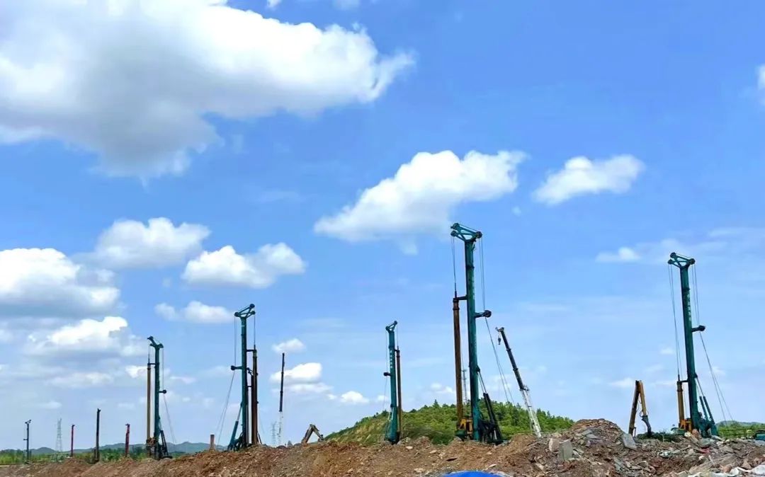 打桩“神器”再露矛头！LETOU乐投智能旋挖钻机助力贵阳贵安新区负极质料项目加速建设