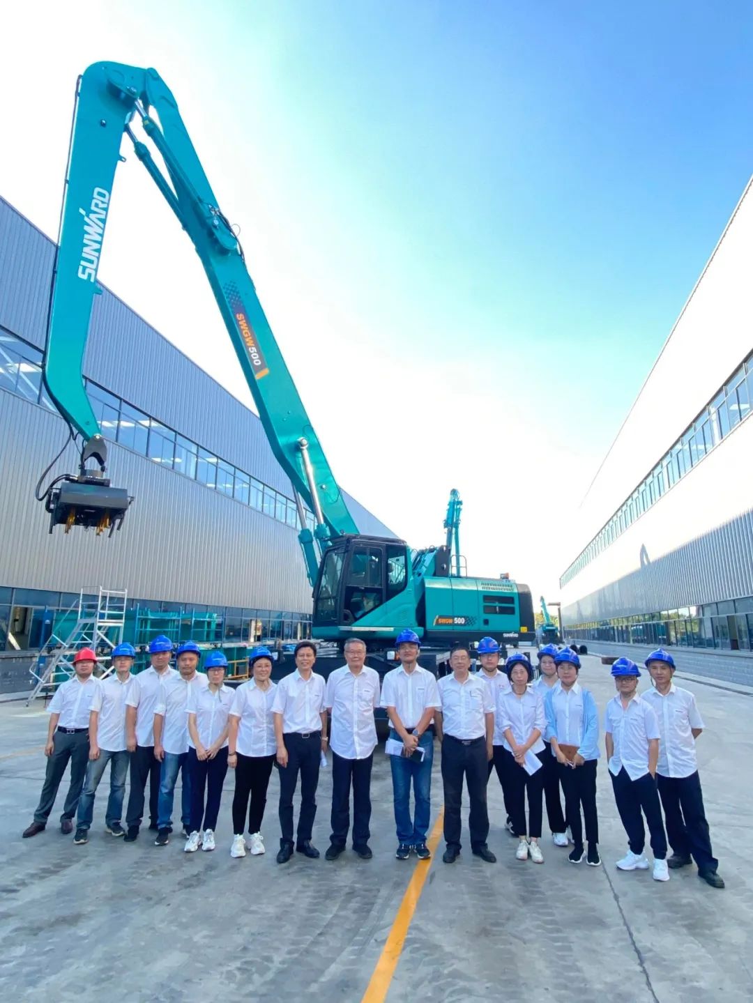 作业幅度达18米，，，，LETOU乐投智能首台轮式抓料机乐成下线