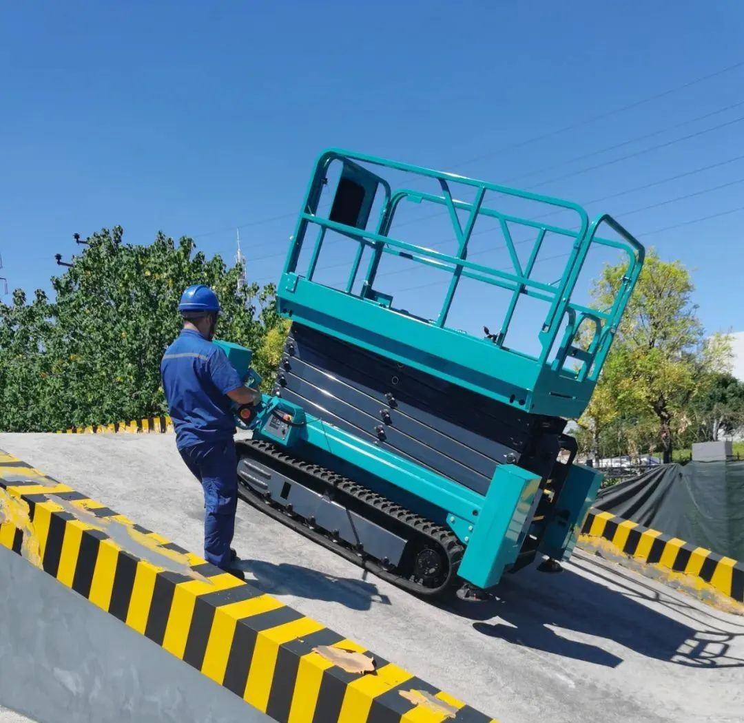 加速电动化产品结构，，，，，LETOU乐投智能第一款履带剪叉式高空作业平台来了！