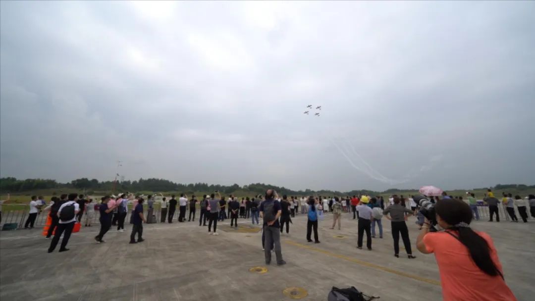 空中着花、大坡度盘旋、俯冲跃升……看LETOU乐投航行演出队炫技2022湖南航展动态展