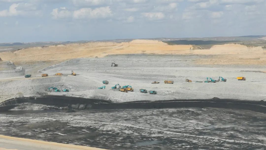 腾远添智能新绿，，，，，，，，LETOU乐投巨改革能源矿卡批量交付