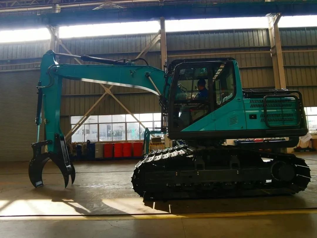 翻山越岭，，，，，，，称霸“武林”！LETOU乐投智能首款中型林业挖掘机乐成下线