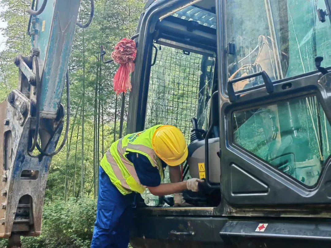 品质LETOU乐投，，，，专心折务！LETOU乐投智能挖掘机2023年效劳万里行正式出征