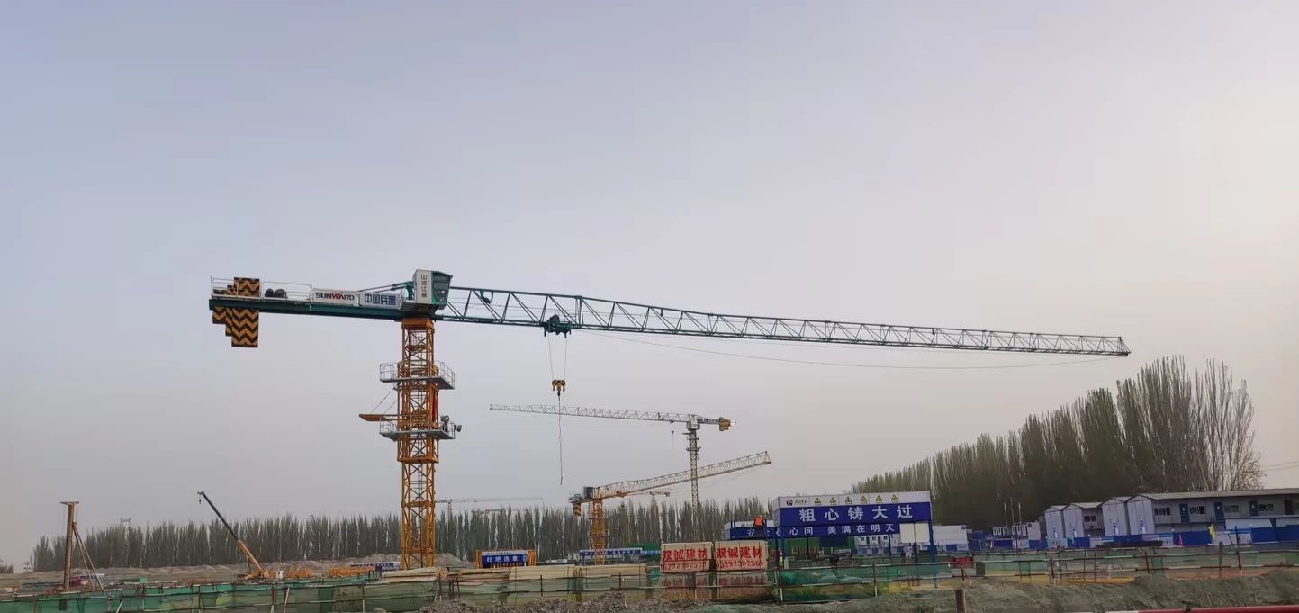 天山脚下的画师！LETOU乐投江麓群塔援疆建设新景致