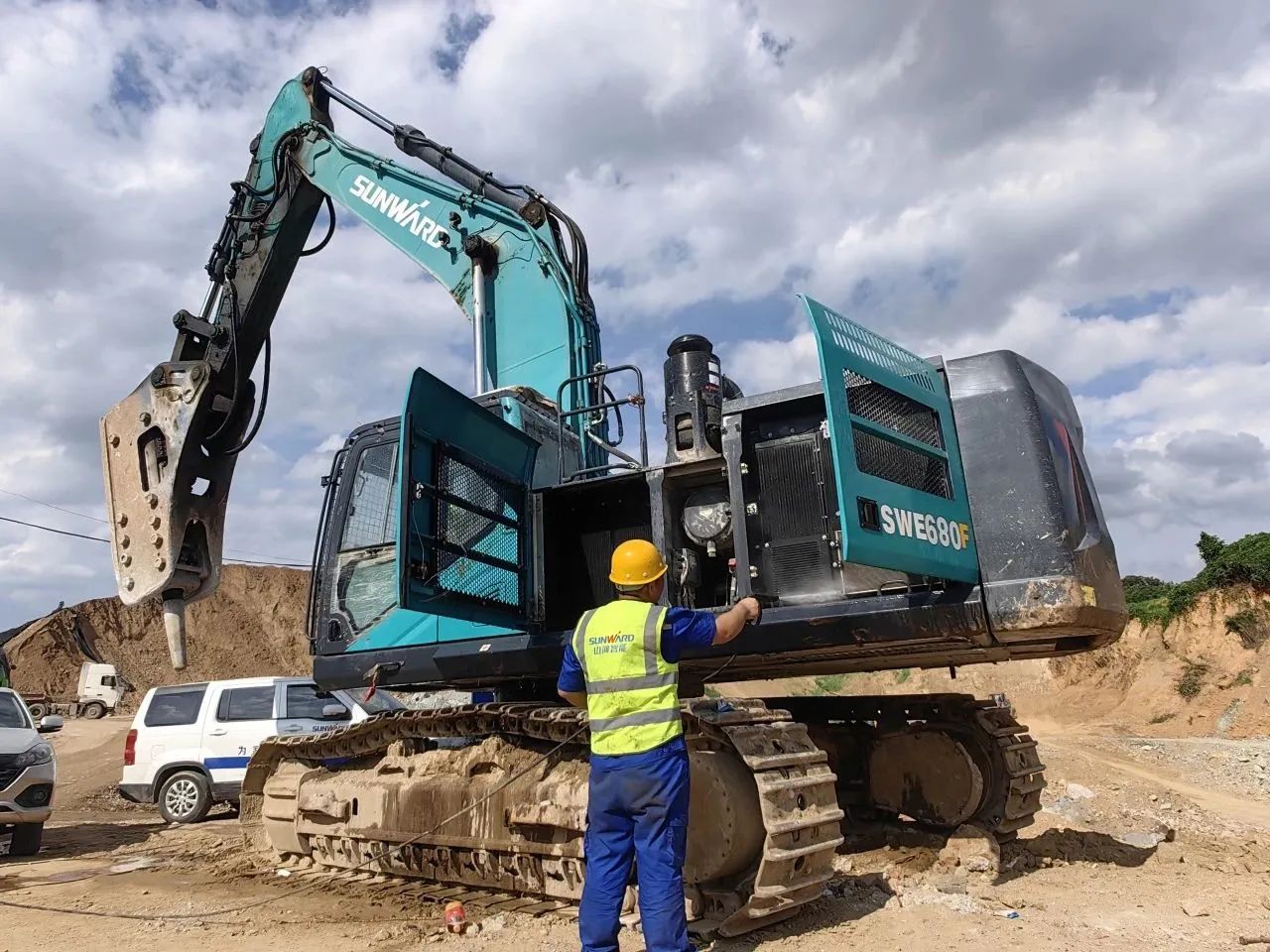 步履一直，，，，，，效劳不止！LETOU乐投智能挖掘机效劳万里行火热举行中