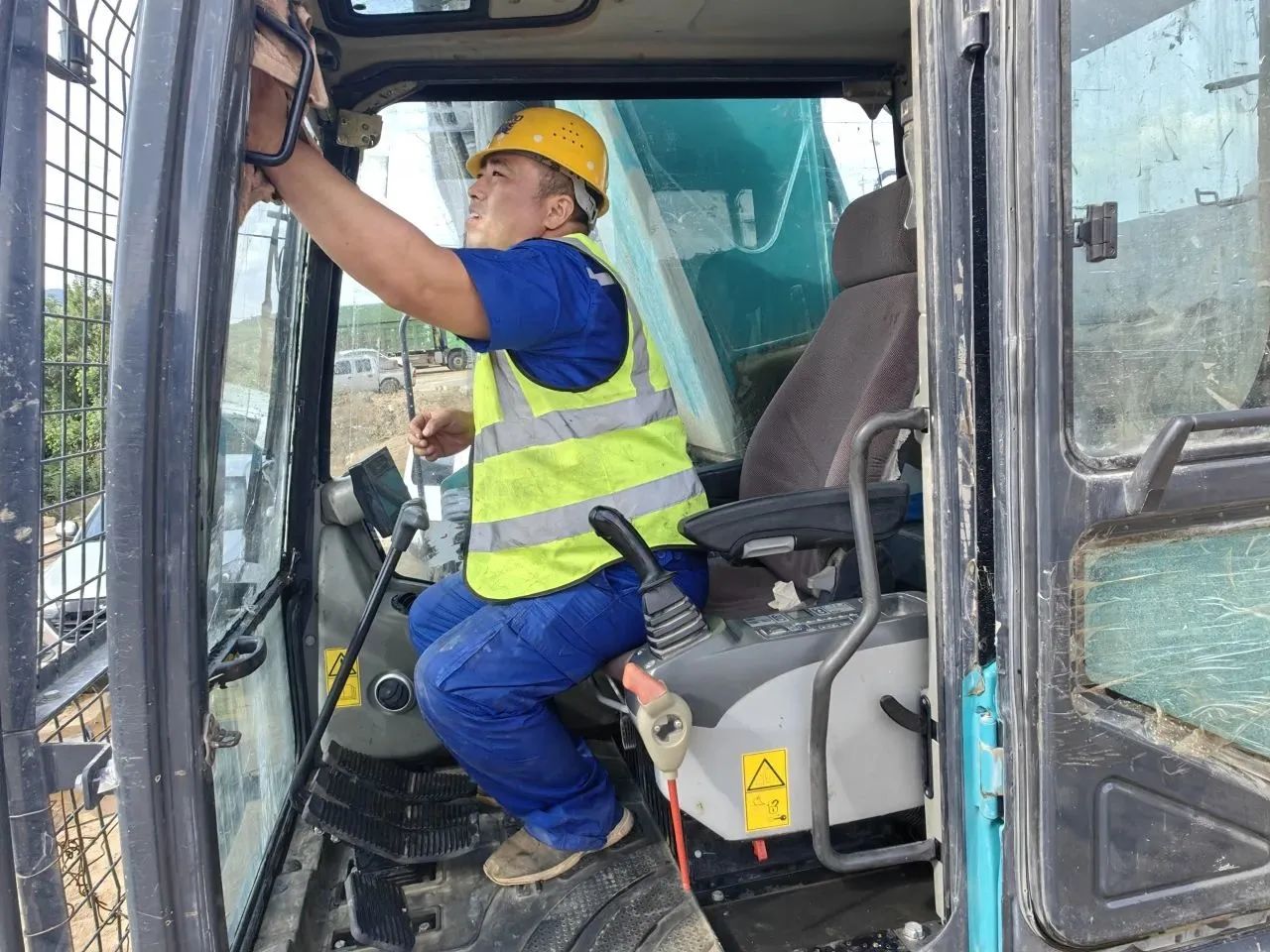 步履一直，，，，，，效劳不止！LETOU乐投智能挖掘机效劳万里行火热举行中