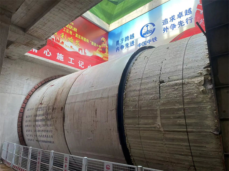 首战华东市。。。。≈刑鶯ETOU乐投杭德市域铁路工程地莫区间左线盾构机顺遂始发