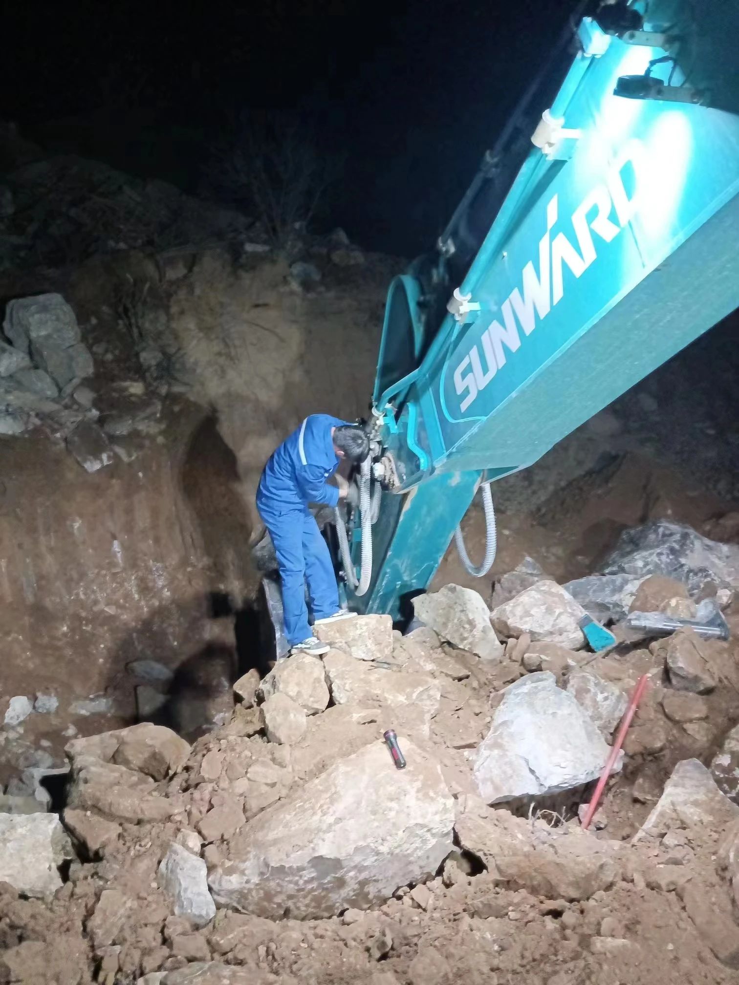 一线“热”闻 | 专业售后，，，，，，，专心折务！LETOU乐投智能挖掘机效劳万里行一直在路上