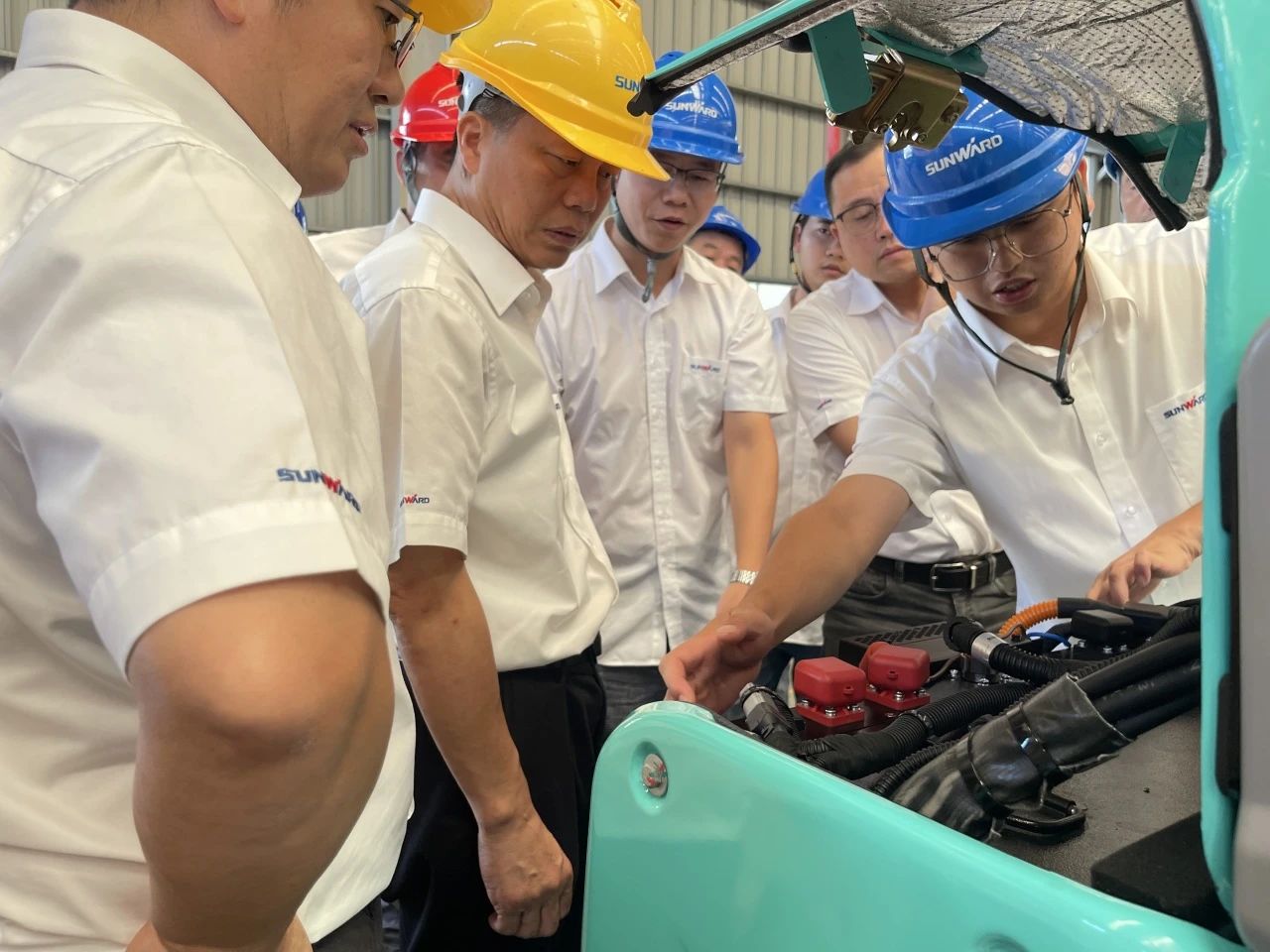 小身段，，，，，，大能量！LETOU乐投智能最小纯电动液压挖掘机乐成下线