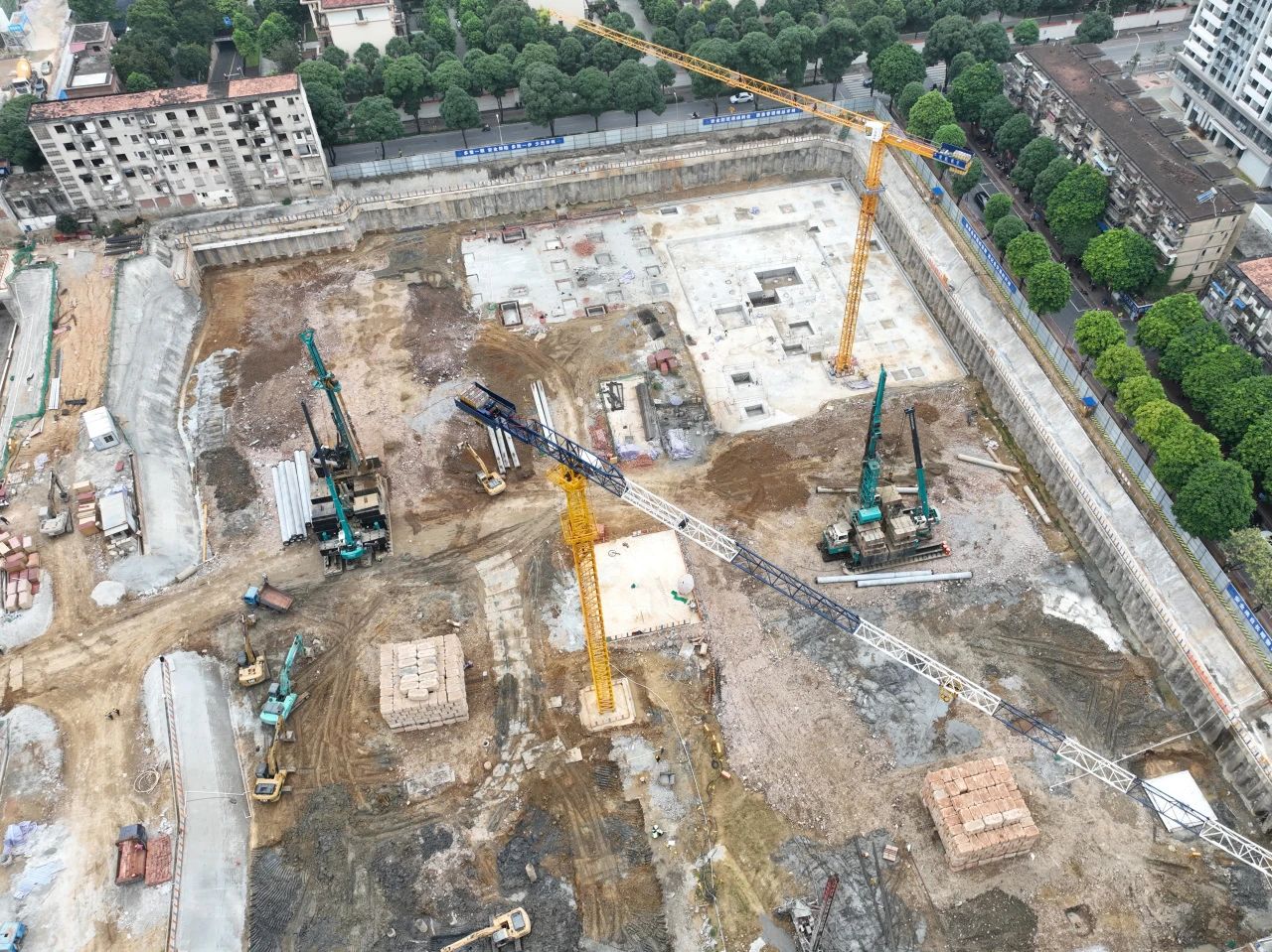 “绿巨人”显神威！LETOU乐投智能引孔式静力压桩机助建“绿城”南宁民生项目