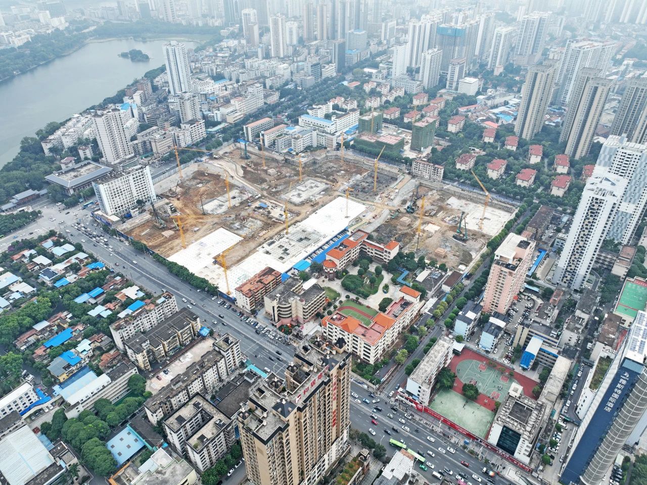 “绿巨人”显神威！LETOU乐投智能引孔式静力压桩机助建“绿城”南宁民生项目