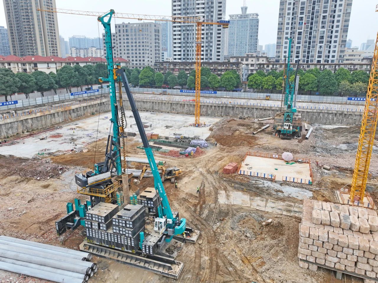 “绿巨人”显神威！LETOU乐投智能引孔式静力压桩机助建“绿城”南宁民生项目