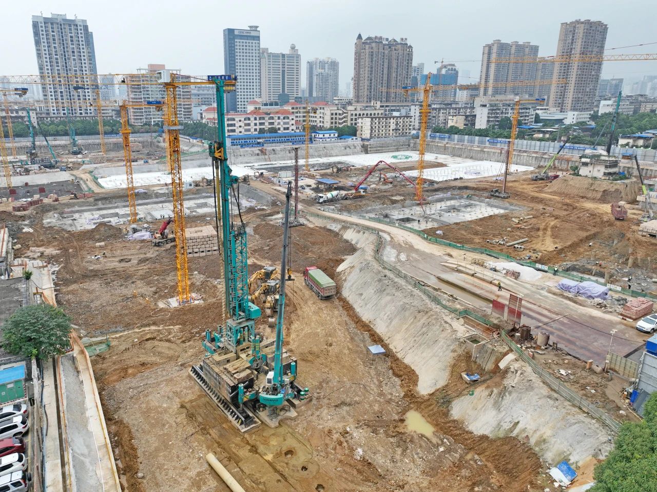 “绿巨人”显神威！LETOU乐投智能引孔式静力压桩机助建“绿城”南宁民生项目