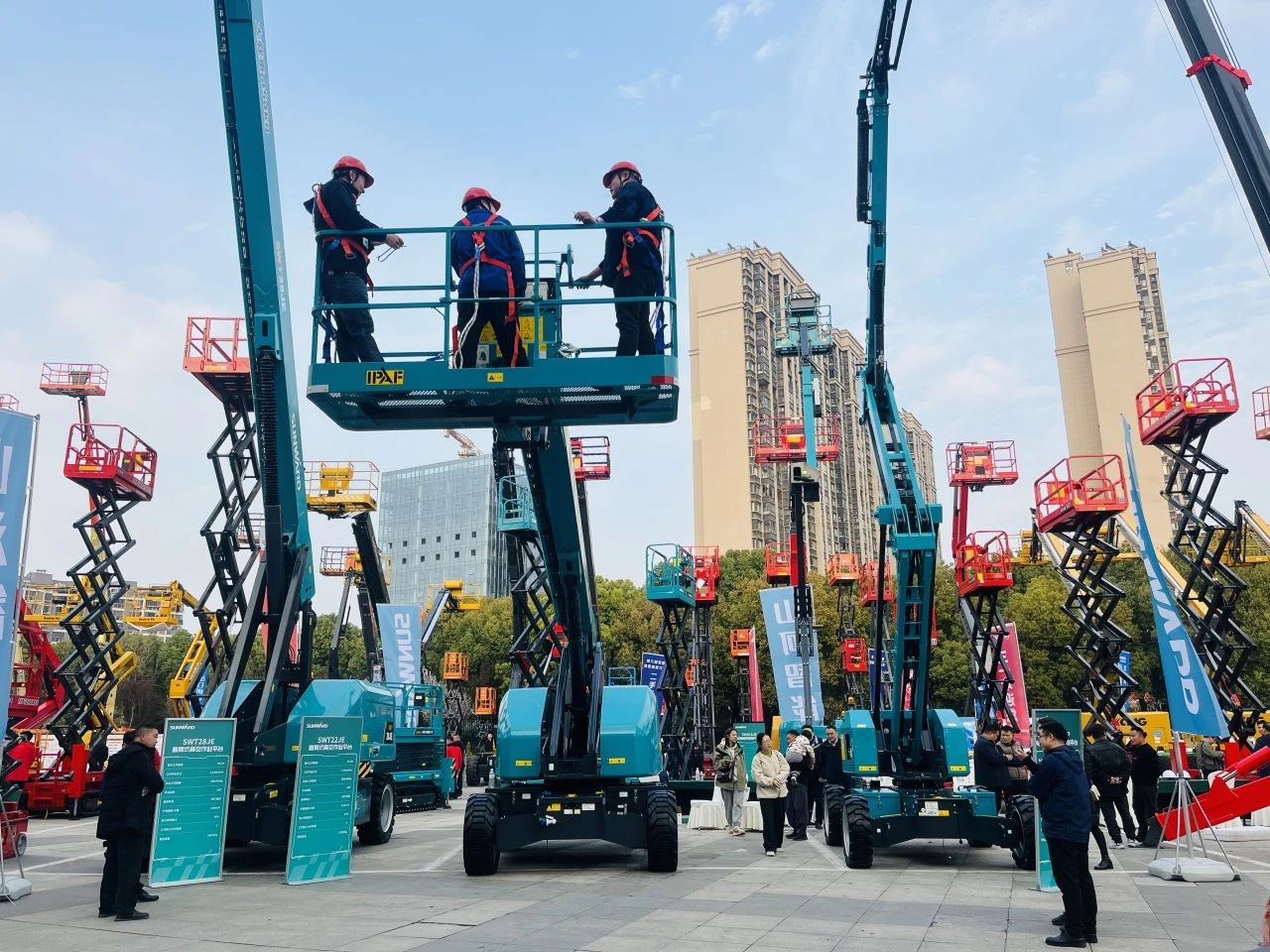 “爆品”来袭，，，，，，，，签简单直！ LETOU乐投智能艳服亮相第八届天下高空作业平台租赁大会