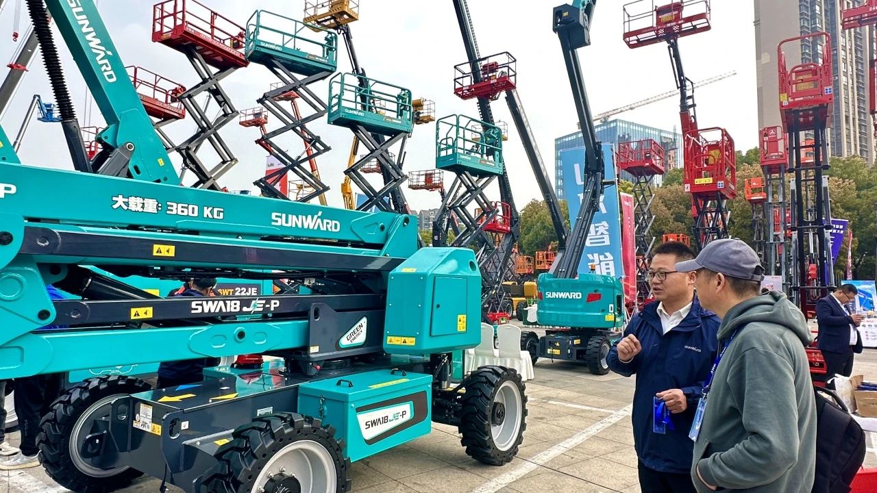 “爆品”来袭，，，，，，，，签简单直！ LETOU乐投智能艳服亮相第八届天下高空作业平台租赁大会