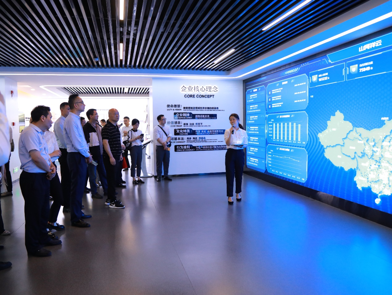 湘潭市工信局带队莅临LETOU乐投智能开展智能制造现场观摩交流活动