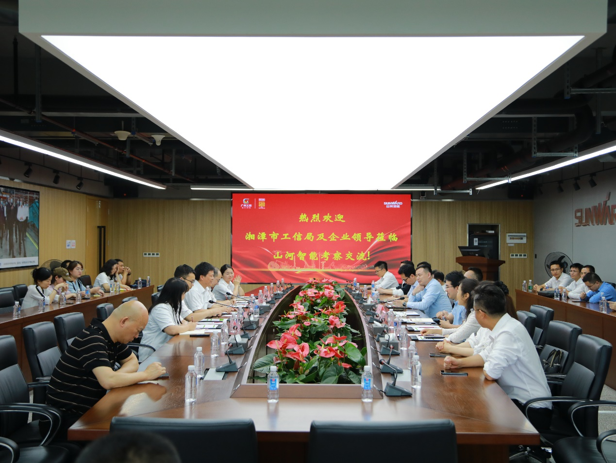 湘潭市工信局带队莅临LETOU乐投智能开展智能制造现场观摩交流活动