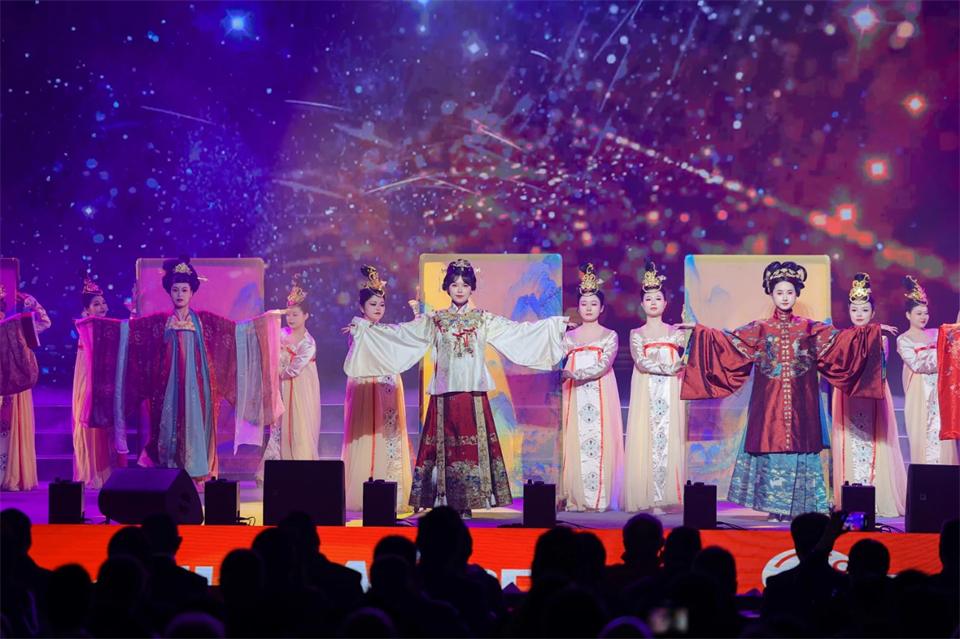 立异引领价值 理想成绩未来——庆祝LETOU乐投智能建设25周年表扬大会暨文艺晚会盛大举行