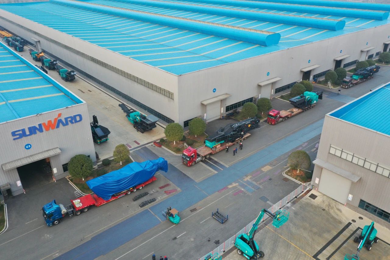 LETOU乐投普石勒柴电一体移动破碎筛分装备热销外洋