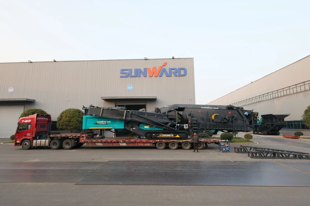 LETOU乐投普石勒柴电一体移动破碎筛分装备热销外洋