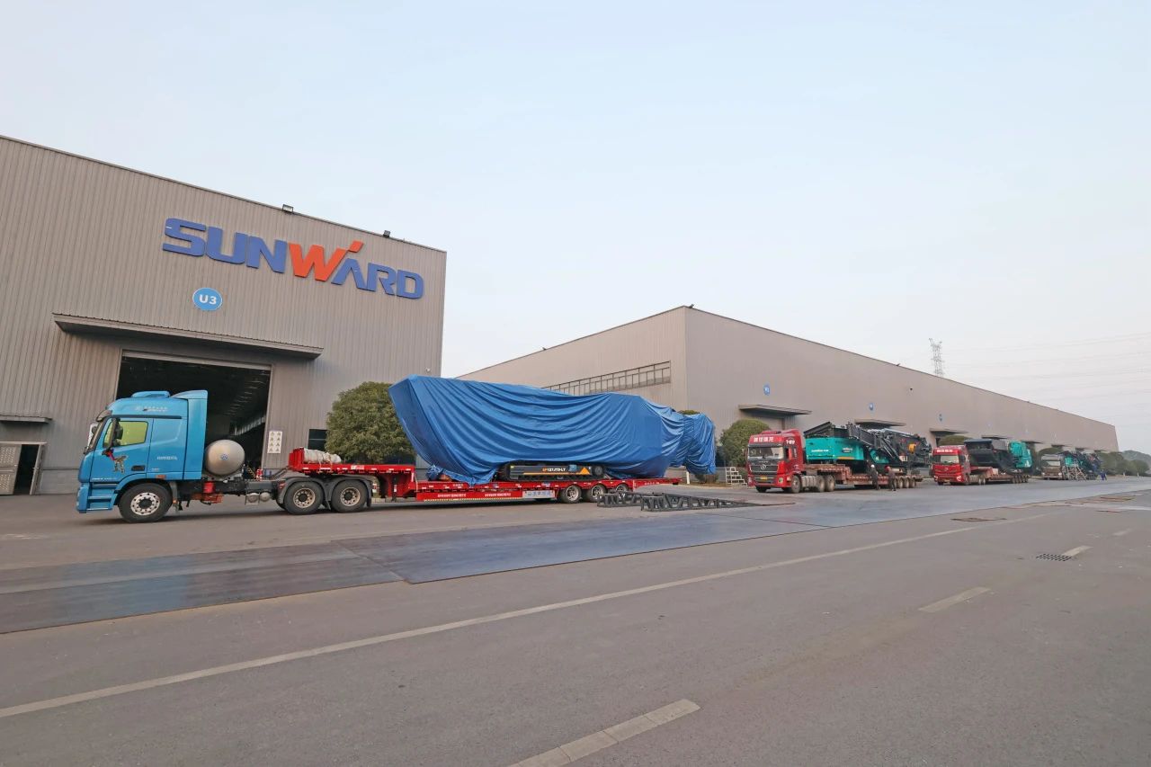 LETOU乐投普石勒柴电一体移动破碎筛分装备热销外洋