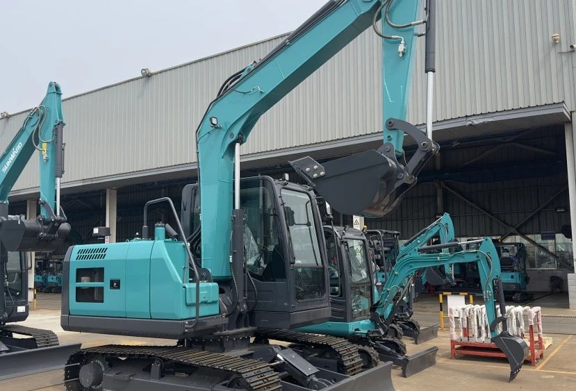 聚焦市场需求，，，，，，LETOU乐投智能三款精品工程液压挖掘机乐成下线