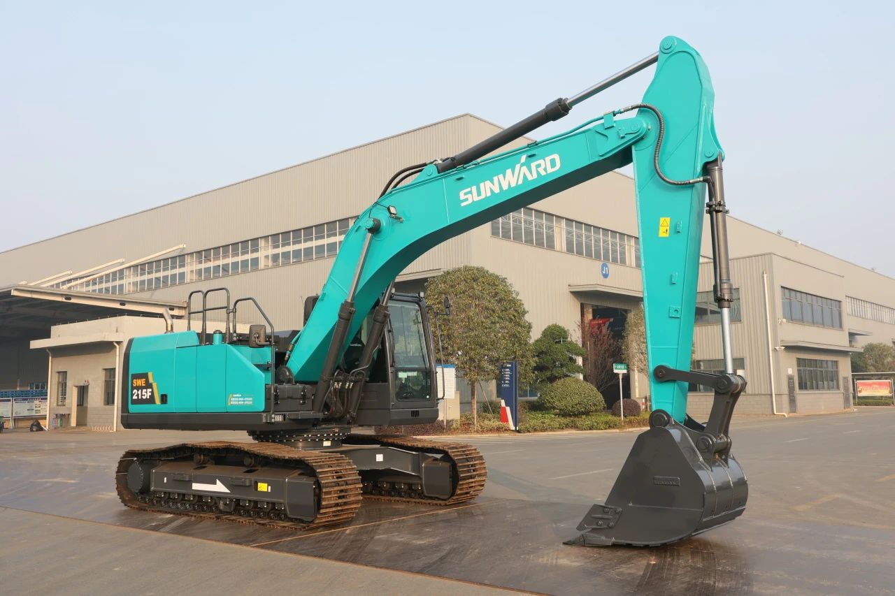 聚焦市场需求，，，，，，LETOU乐投智能三款精品工程液压挖掘机乐成下线