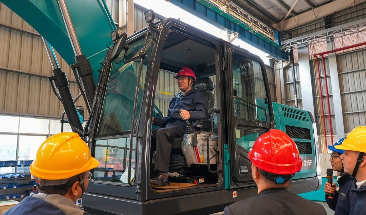 聚焦市场需求，，，，，，LETOU乐投智能三款精品工程液压挖掘机乐成下线