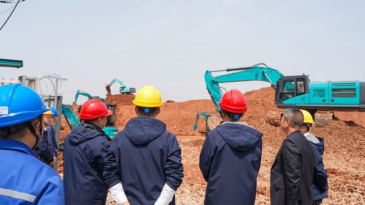 聚焦市场需求，，，，，，LETOU乐投智能三款精品工程液压挖掘机乐成下线