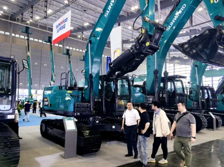 2025 CICEE | 打造极致精品化，，，LETOU乐投智能挖掘机“圈粉”长沙展
