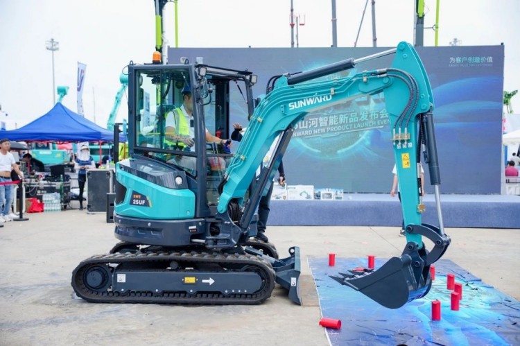 2025 CICEE | 打造极致精品化，，，LETOU乐投智能挖掘机“圈粉”长沙展