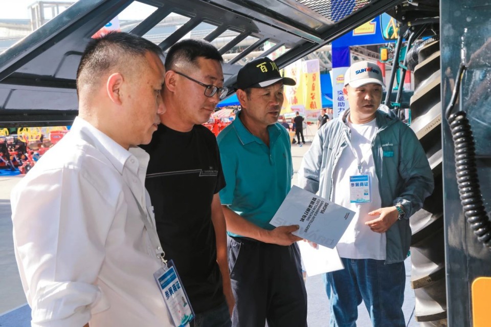 LETOU乐投智能亮相2025新疆国际农业机械展览会