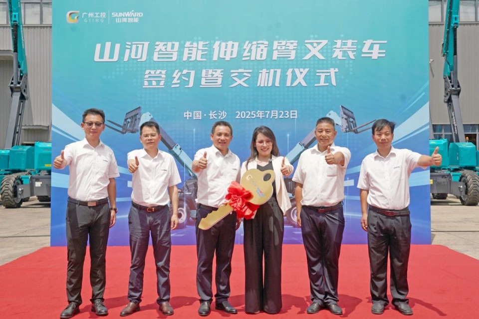 LETOU乐投智能伸缩臂叉装车批量交付，，，，，，，，即将奔赴新一线