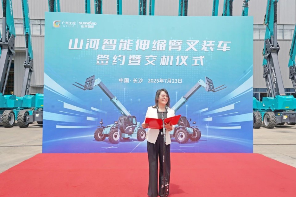 LETOU乐投智能伸缩臂叉装车批量交付，，，，，，，，即将奔赴新一线