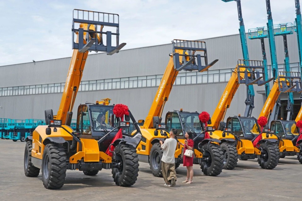 LETOU乐投智能伸缩臂叉装车批量交付，，，，，，，，即将奔赴新一线