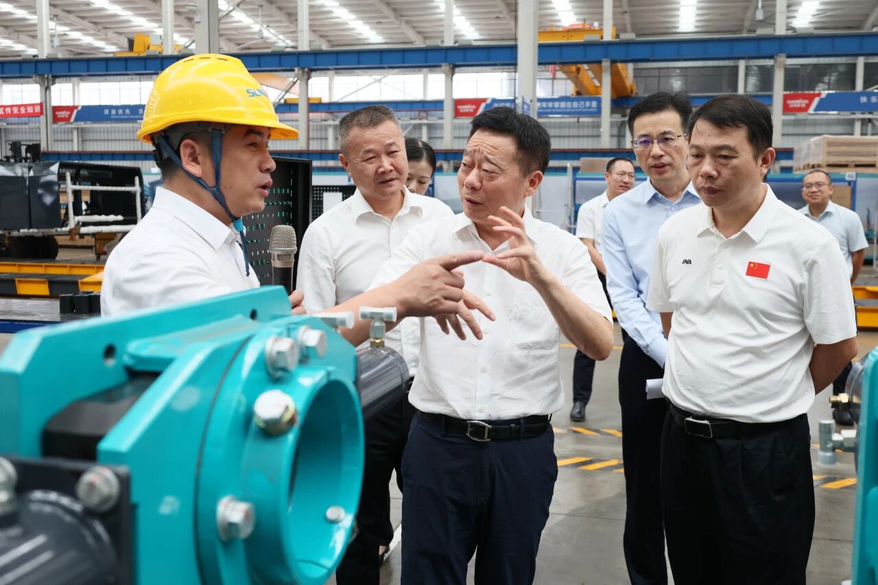湖南省政协副主席、省工程机械工业链链长何寄华调研LETOU乐投智能