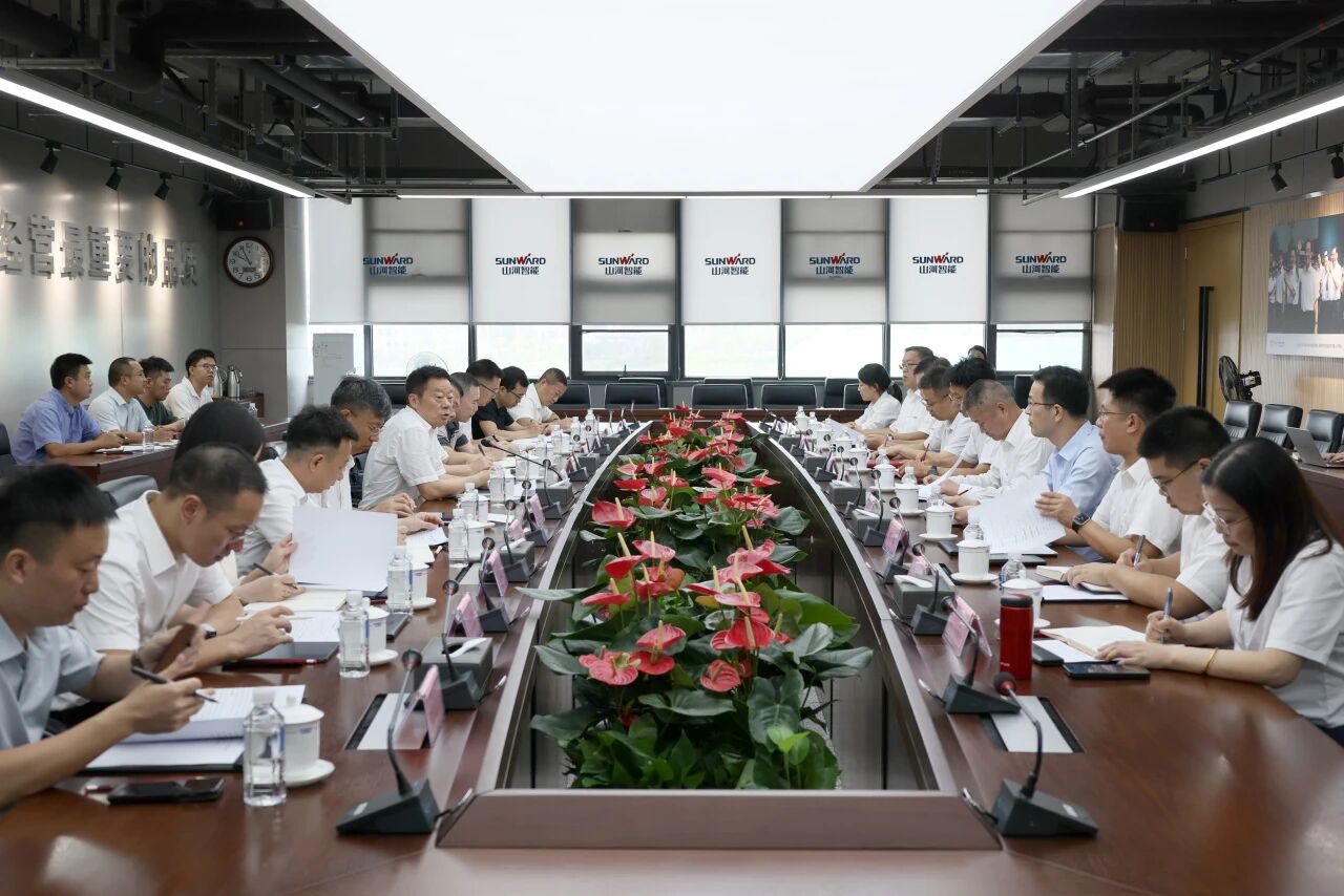 湖南省政协副主席、省工程机械工业链链长何寄华调研LETOU乐投智能