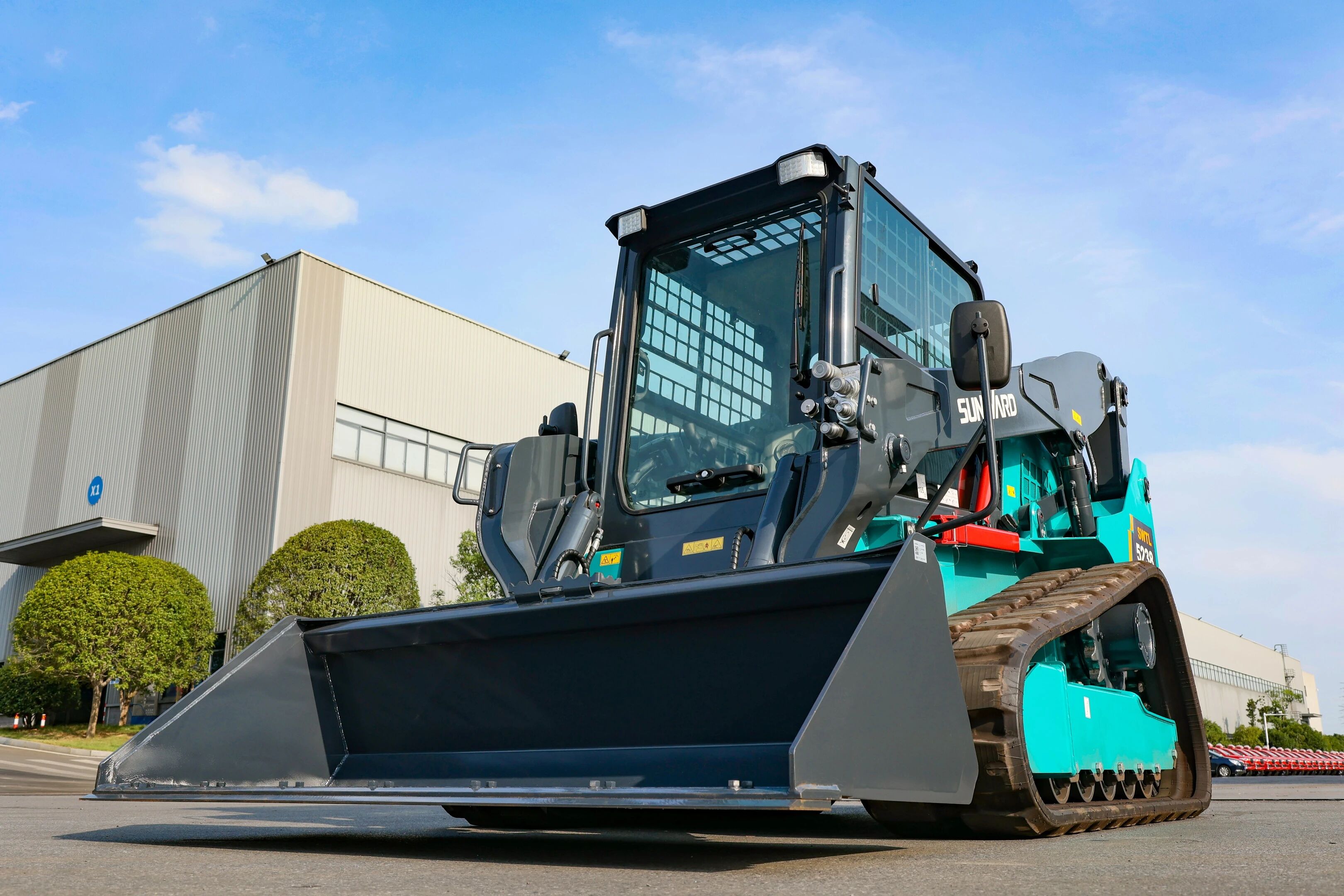 高端装备再获国际认可！LETOU乐投智能最大吨位笔直举升履带式滑移装载机批量发往北美