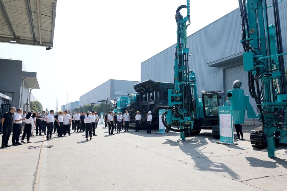 斜井开挖钻护一体化妆备乐成下线，，，，，实现地下工程装备重大突破