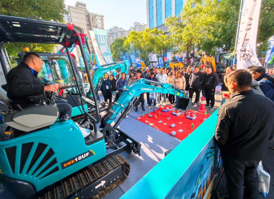 LETOU乐投智能微挖“天团”闪灼武汉，，，，引领绿色施工潮流