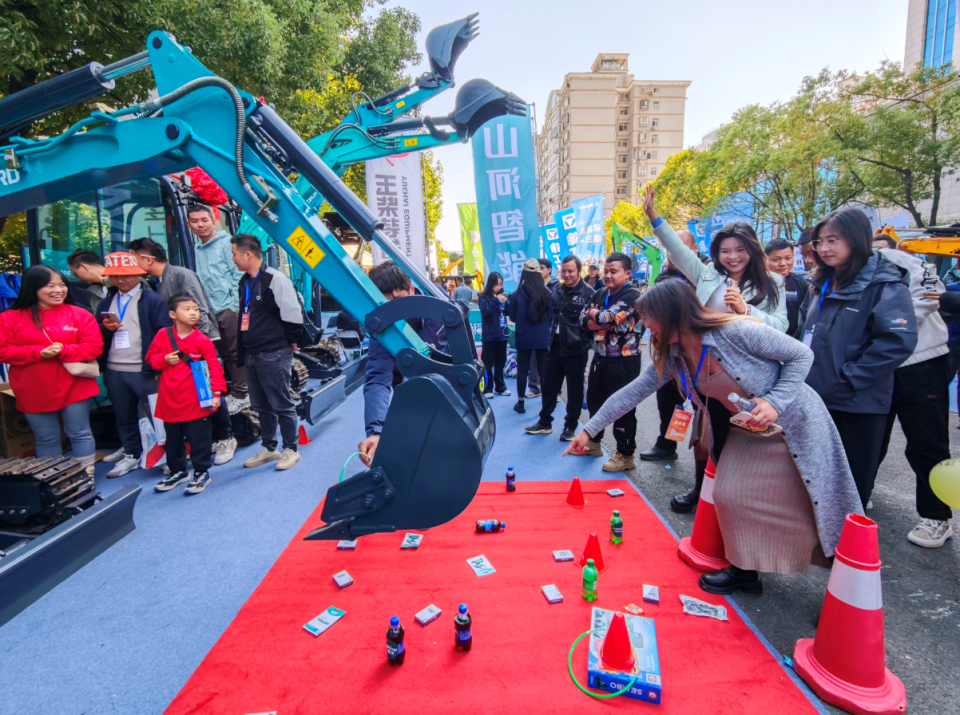 LETOU乐投智能微挖“天团”闪灼武汉，，，，引领绿色施工潮流