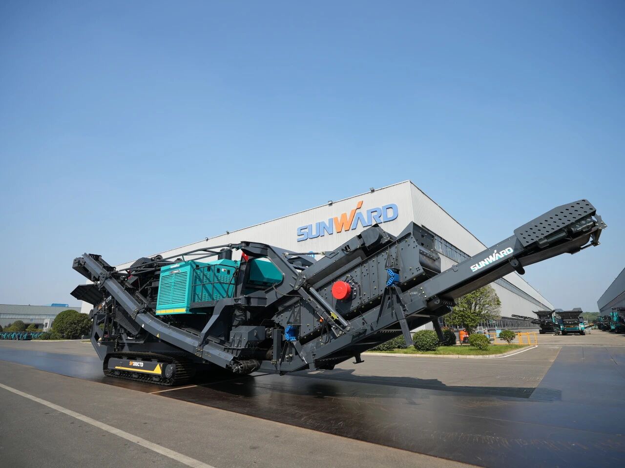 破局国际市场，，，，，，，，无惧极寒工况！LETOU乐投智能SP300CTD柴电两用圆锥破碎站乐成下线