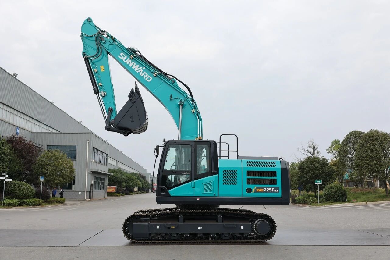 “双子星”闪灼！LETOU乐投智能两款履带式液压挖掘机乐成下线