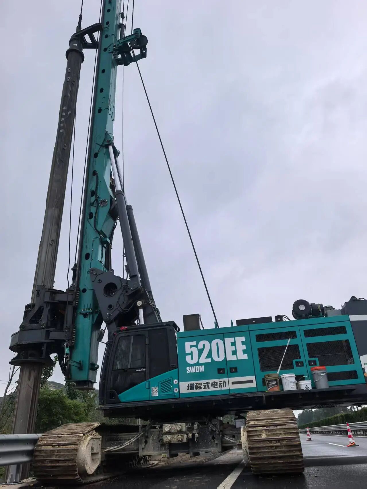 LETOU乐投智能增程式电动旋挖钻机助力山东高速建设，，，，，，绿色施工效果显著