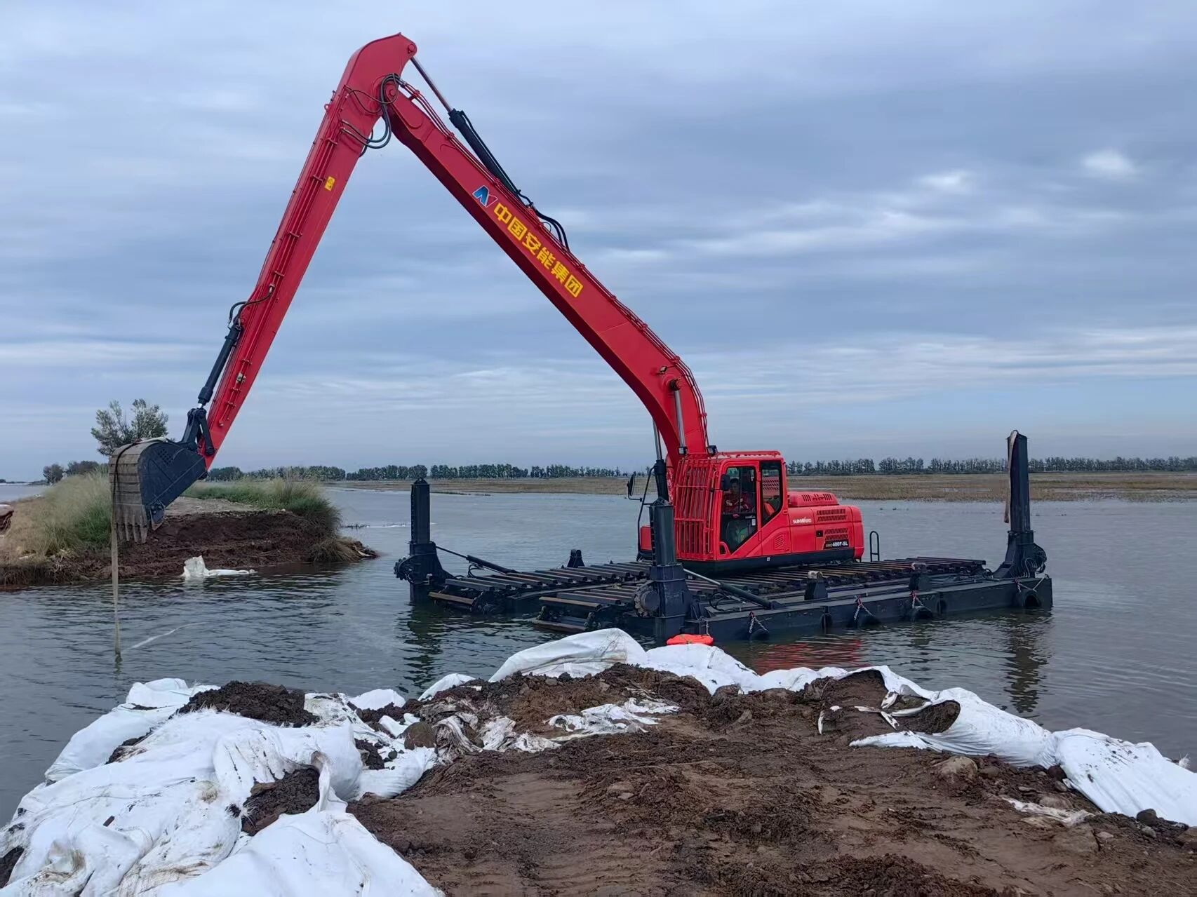 外交部讲话人向天下分享中国最新两栖挖掘机