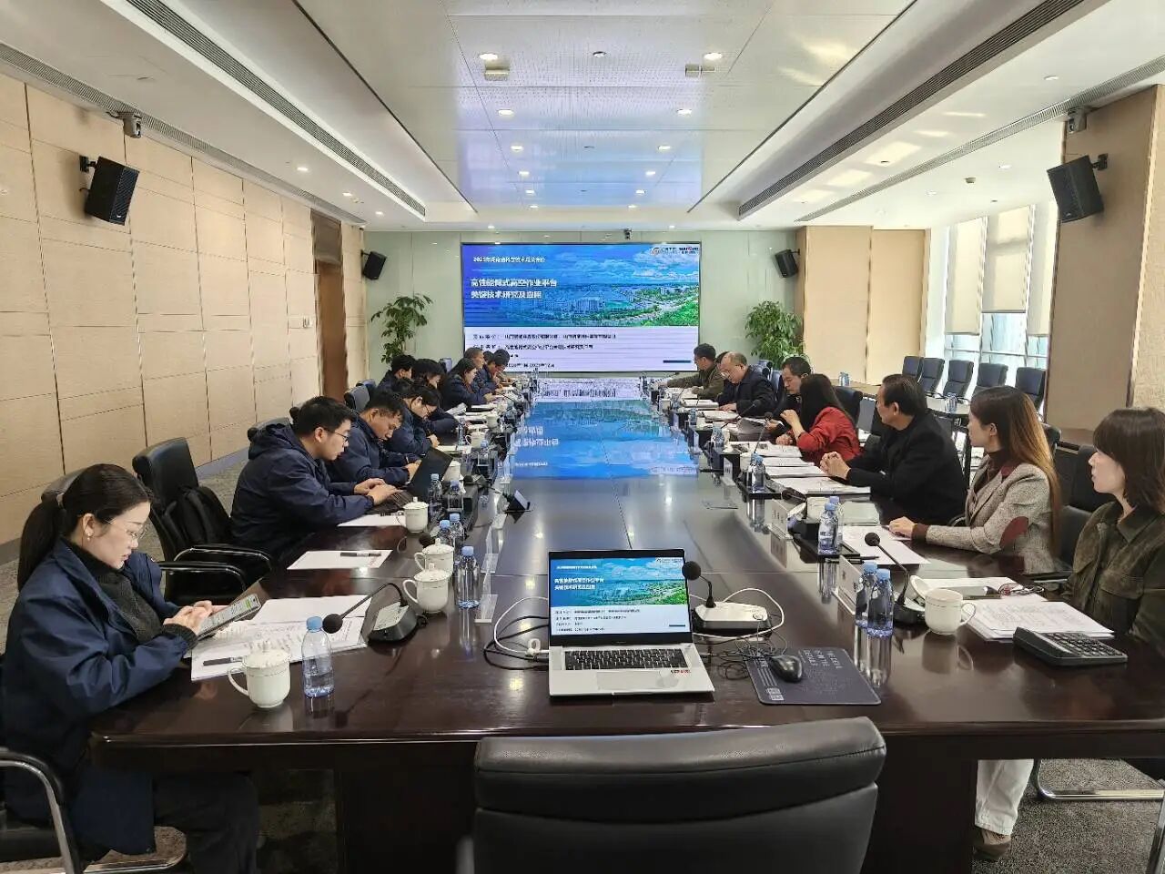 手艺立异，，，，，，引领行业！LETOU乐投智能高性能臂式高空作业平台项目通过科技效果评价